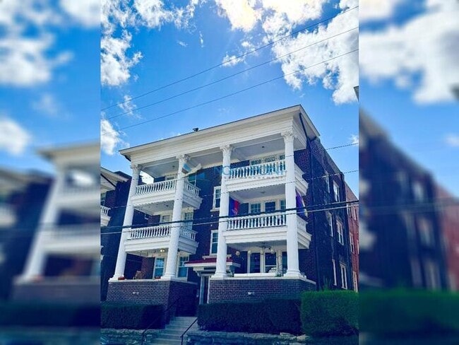 Building Photo - Amazing Top Floor 2bedroom w/Den Plaza Con...