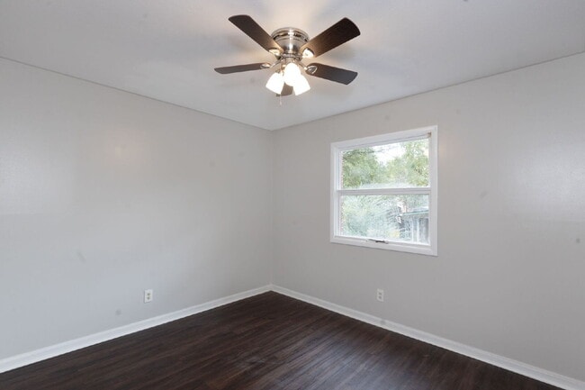 Building Photo - 4527 Fairview Dr