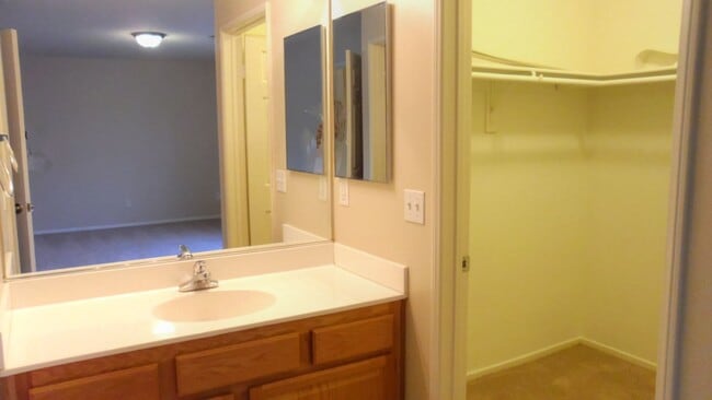 Building Photo - Charming 2 Bed/2 Bath Townhouse In Redlands!