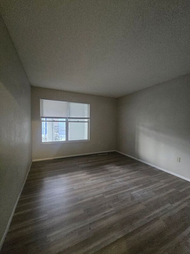 Building Photo - Second floor 2 bedroom, 2 bath condo in th...