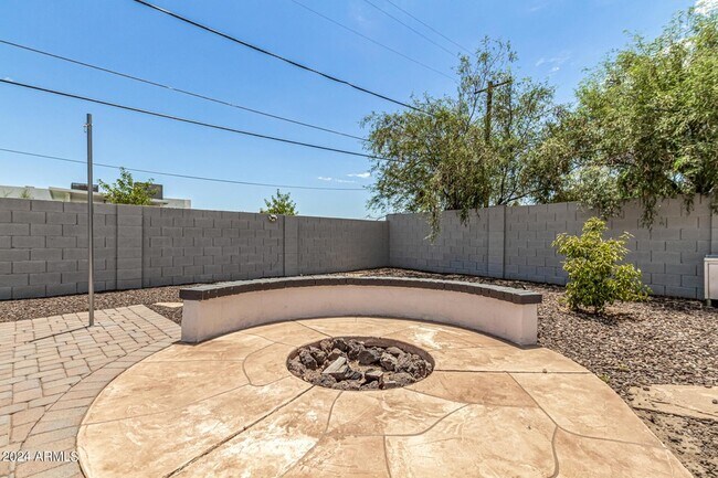 Building Photo - 7667 E Cactus Rd