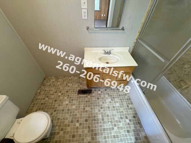 Building Photo - 1 Bedroom House