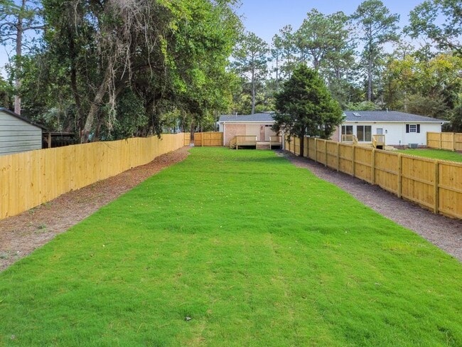 Building Photo - 852 N May St