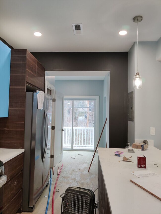 Building Photo - 3 bed 2 Bath on Washington Sq. Central Heat/AC, In-Unit Washer and Dryer, Steps from the T Stop