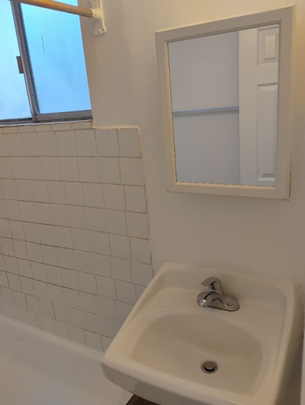 Building Photo - 14129 Vanowen St