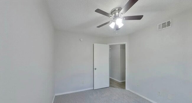 Building Photo - MOVE IN READY