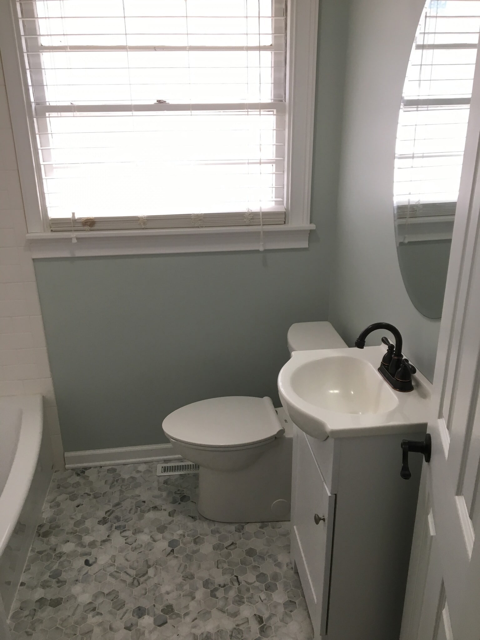 Hall bathroom. Full tub and new vanity. - 5087 Pittman St
