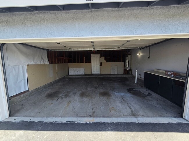 Building Photo - Beautifully renovated 3 Bed, 2 Bath condo!