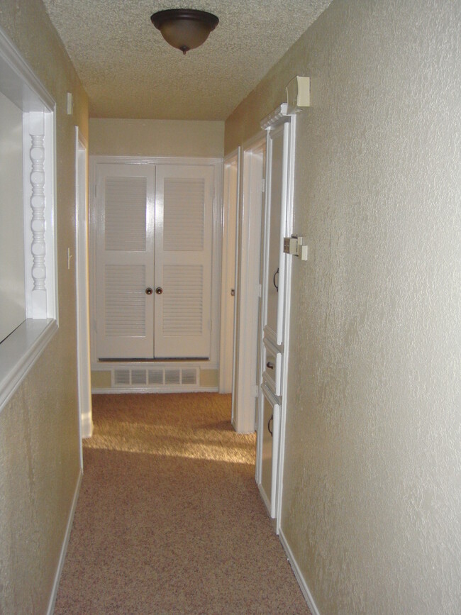 Building Photo - Pre-Leasing this Updated 3/2/2 Great Locat...