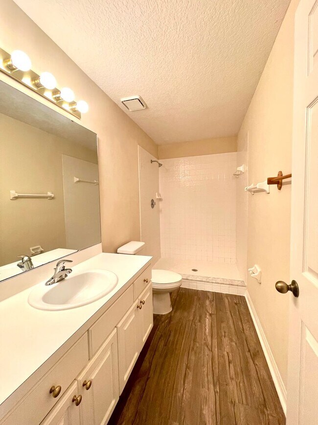 Building Photo - LARGE AND SPACIOUS 4/3 HOME IN WEDGEFIELD GOLF COURSE COMMUNITY