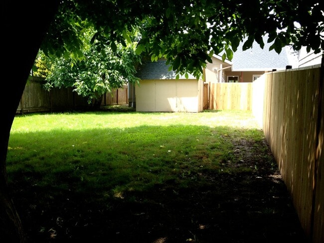 Building Photo - 3-Bedroom 2.5-Bathroom home in Eugene