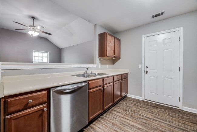 Building Photo - Charming 3BR Home/ Fenced Yard Convenient & Comfortable Living