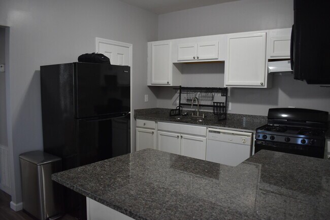 Building Photo - 103 1st St