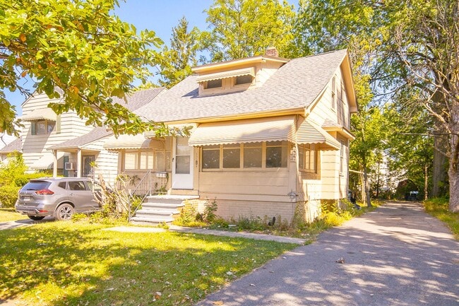 Building Photo - 2 BED 1 BATH SINGLE FAMILY HOME IN EUCLID!