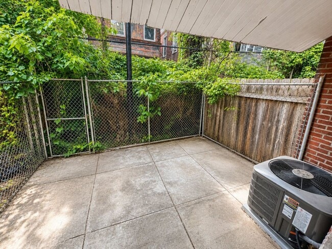 Building Photo - Spacious 3BR Rental with Central Air & Private Yard