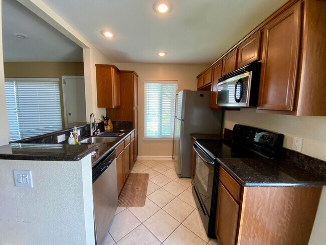 Primary Photo - 2 Bed, 1 Bath Condo with a view of the hills!