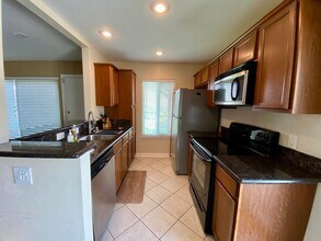Building Photo - 2 Bed, 1 Bath Condo with a view of the hills!
