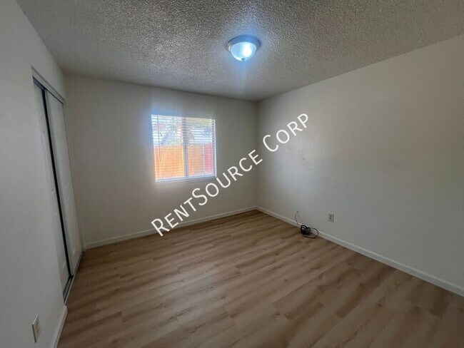 Building Photo - 841 Chateau Way