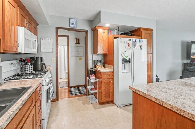 Building Photo - Rent: Cute 3 Bedroom Home
