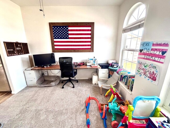 Building Photo - Spacious 3 Bed / 3 Bath Home Near Peterson Space Force Base