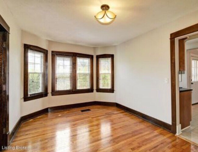 Building Photo - 644 Ervay Ave