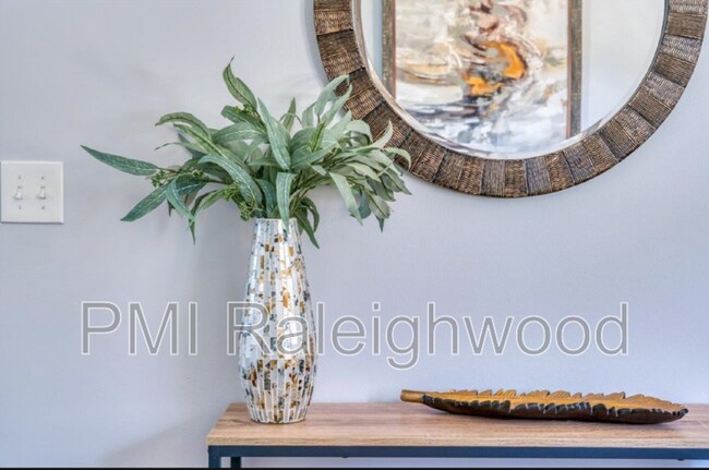 Building Photo - 2204 Emerson Pl