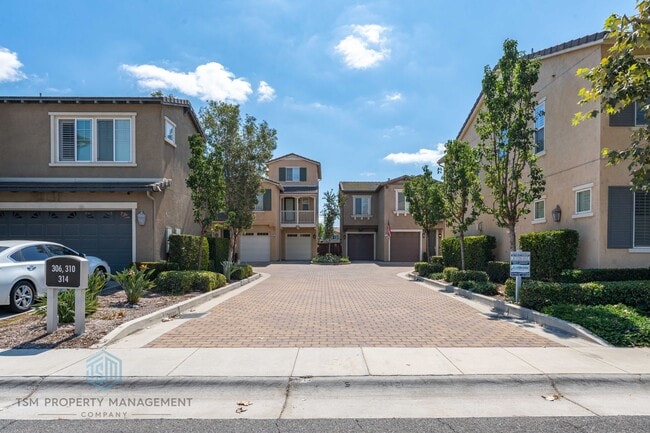 Building Photo - Spacious 3 Bed 2.5 Bath Condo in Orange!