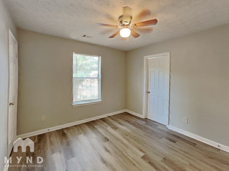 Building Photo - 605 Kings Pl