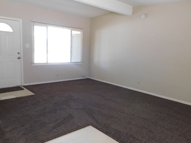 Building Photo - 4BD/2BA In La Mirage. Large Backyard!