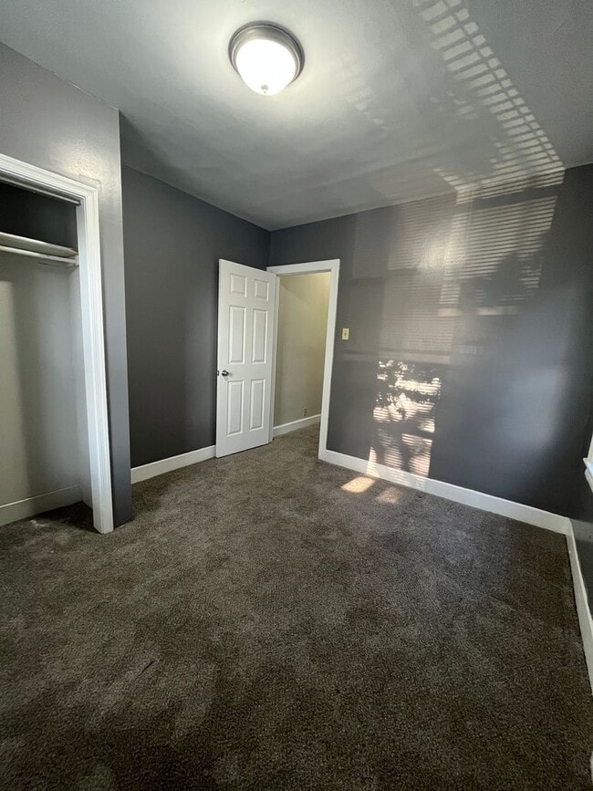 Building Photo - Charming three-bedroom row house available for rent in the desirable Nazareth