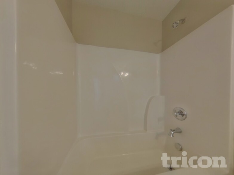 Building Photo - 260 Bonhomme Cir