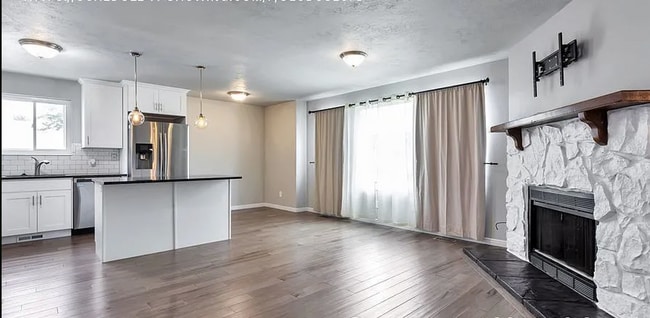 Building Photo - Stunning Modern Home in Murray