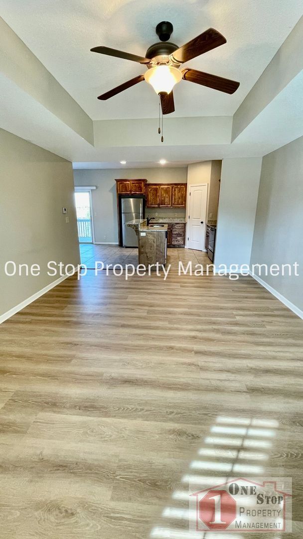 Building Photo - Gorgeous 4 bedroom, 2.5 bath home in Raymore!