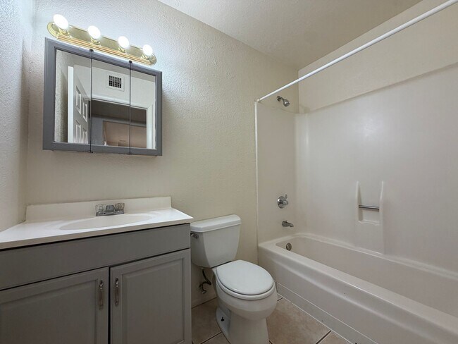 Building Photo - 3 Bed 2 Ba Condo