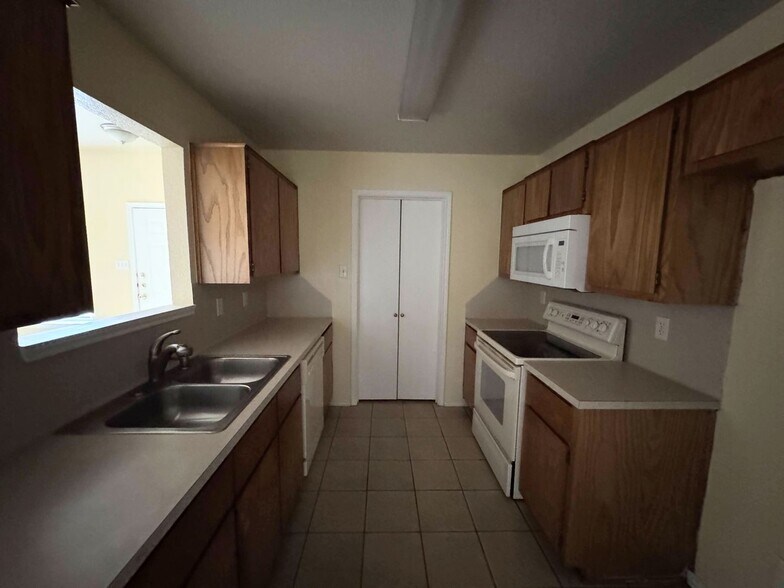 Building Photo - 2801 Alma Dr