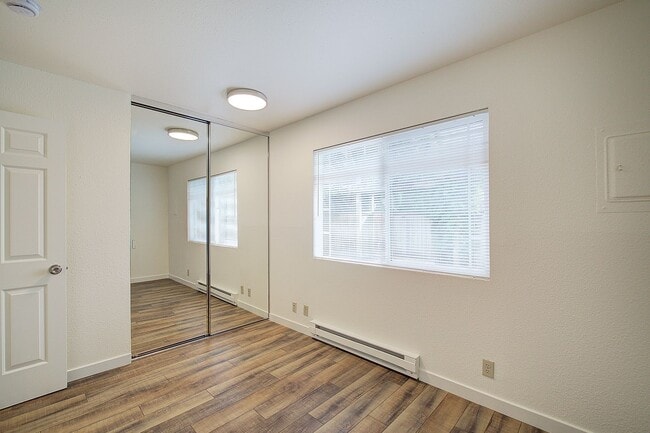Building Photo - 2Bd/1Ba Issaquah Duplex