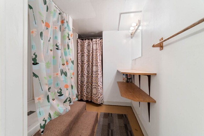 Building Photo - Duluth MN 5-Bedroom - 2-Bath Single Family