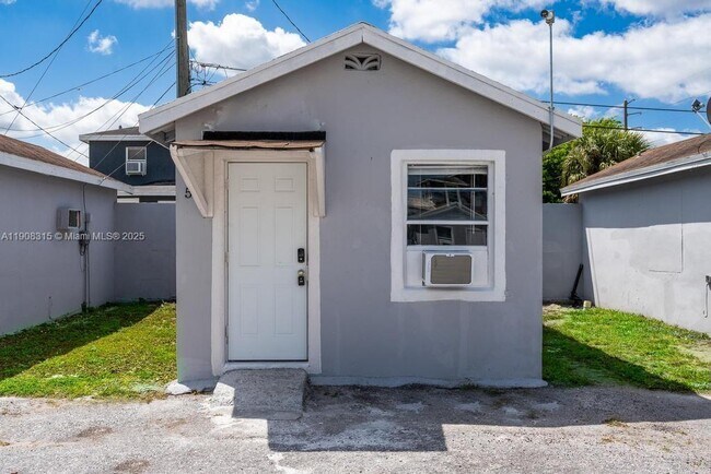 Building Photo - 12101 Everglades St