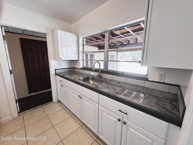 Building Photo - 305 Edinburgh Dr