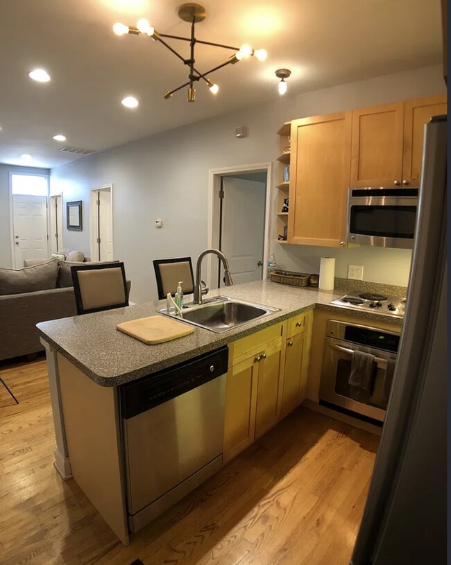 Interior Photo - 1821 N Hermitage