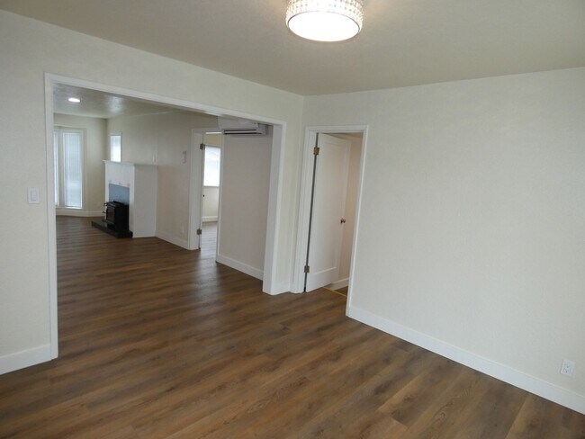 Building Photo - 330 E 6th St