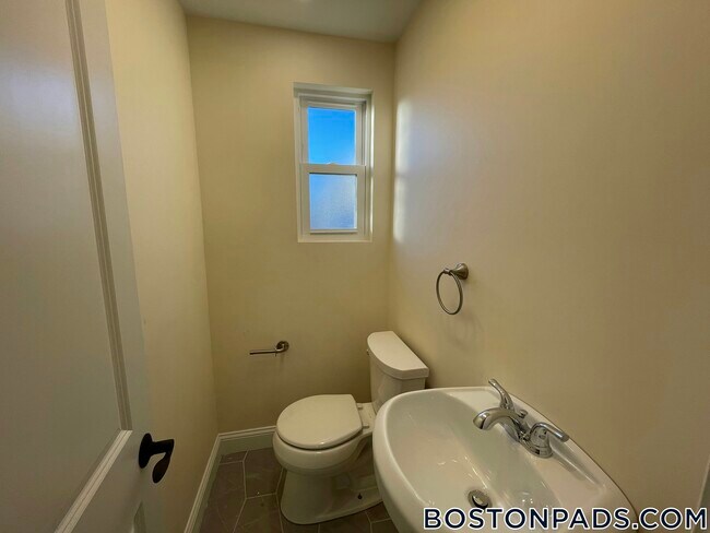 Building Photo - 28 A Cherry St