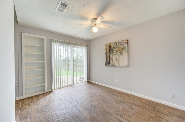 Building Photo - 2950 Jenny Dr