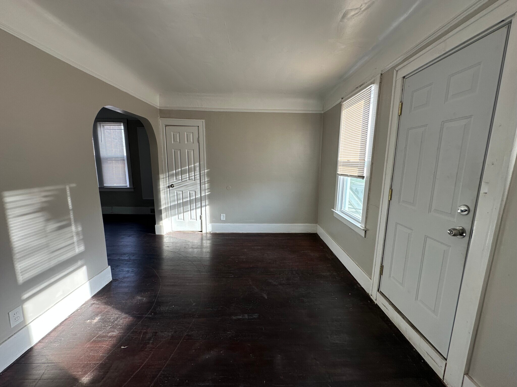 Upstairs Unit - 4820 Haverhill St