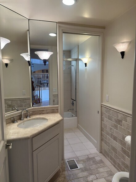 Building Photo - 8120 Billowvista Dr