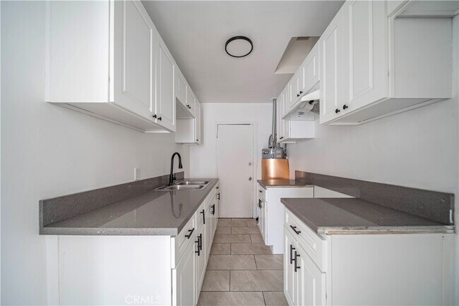 Building Photo - 1127 E 67th St