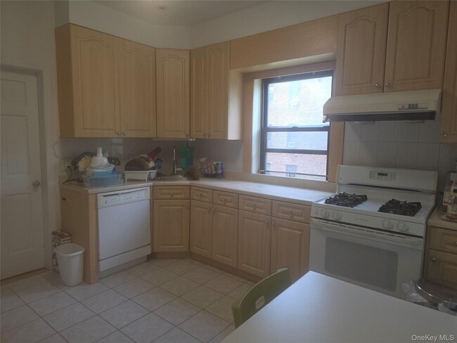 Building Photo - 42-20 Kissena Blvd