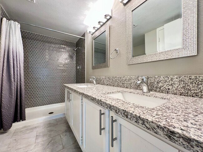 Building Photo - REMODELED 2BD/2BA NEAR JONES/SAHARA W/ COM...