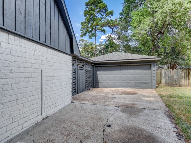 Building Photo - 1951 Round Spring Dr