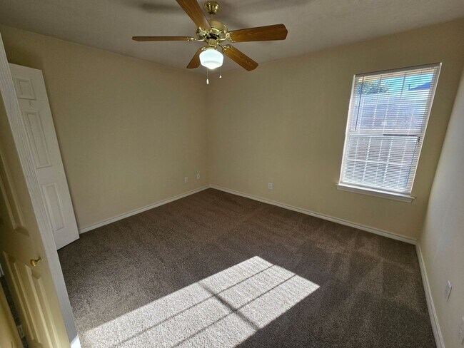 Building Photo - College Station - 3 Bedroom / 3 Bath duplex - Fenced in Yard.